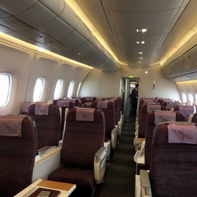 qatar airlines serve alcohol